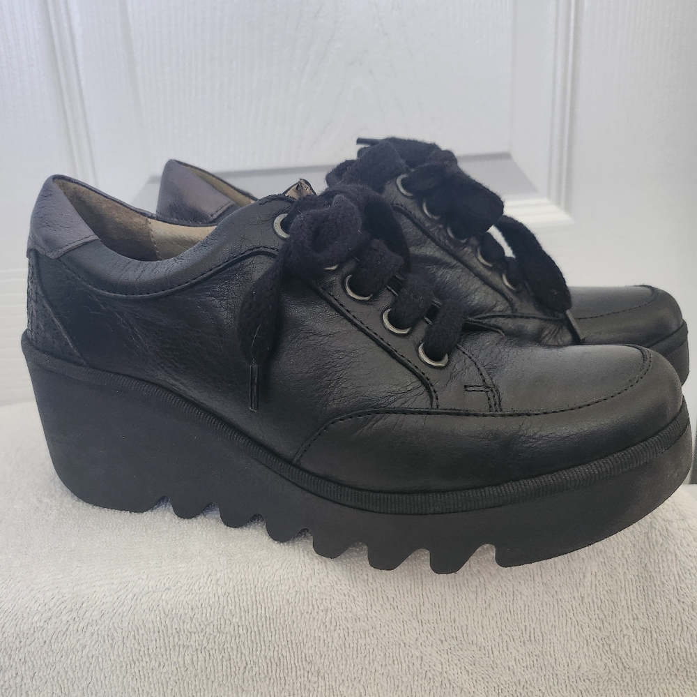 Like New Fly London Women's Shoe Sz7.5-8 {Siz 39 }Bino Lace Up Shoes